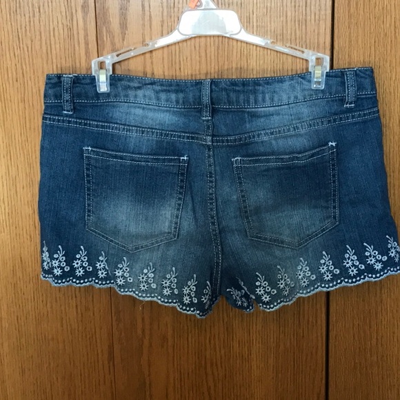 Ladies denim shorts with scalloped edge and decorated stitching. Size 30. - Picture 2 of 3